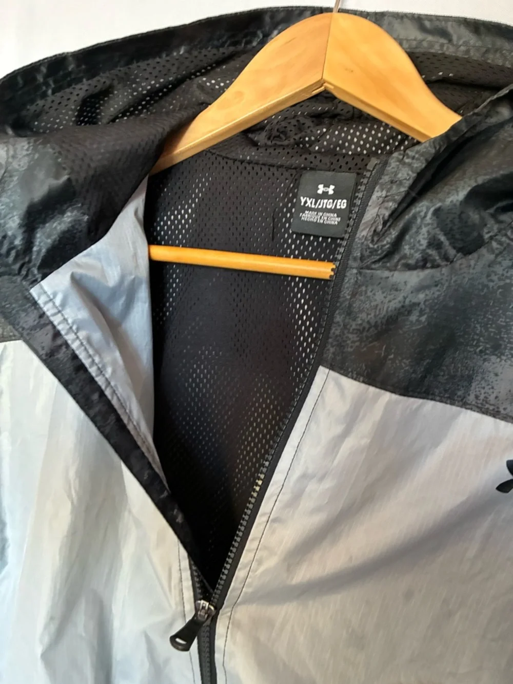 UNDER ARMOUR boys size XL hooded wind jacket - Picture 5 of 6